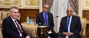 Bundestagsvizepräsident Johannes Singhammer (l.) im Gespräch mit Ägyptens Parlamentspräsident Ali Abdel Al (r.). 