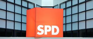 Das Logo der SPD in der Parteizentrale in Berlin (Archivbild) 