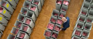 Wahlurnen mit Stimmzettelumschlägen für die Briefwahl in Dresden