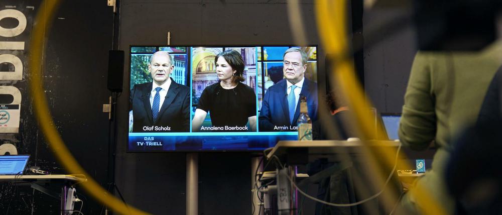 Journalisten verfolgen im Studio H das dritte TV-Triell, die Kanzlerkandidatendiskussion bei ProSieben und Sat.1.