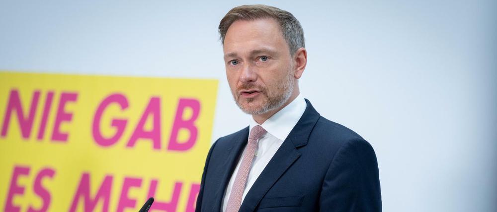FDP-Chef Christian Lindner stellt auf einer Pressekonferenz den Wahlaufruf seiner Partei vor.