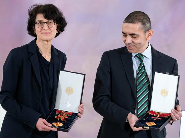 Erhielten vom Bundespräsidenten das Große Verdienstkreuz mit Stern: Ugur Sahin und seine Frau Özlem Türeci, die Gründer des Mainzer Corona-Impfstoff-Entwicklers Biontech.