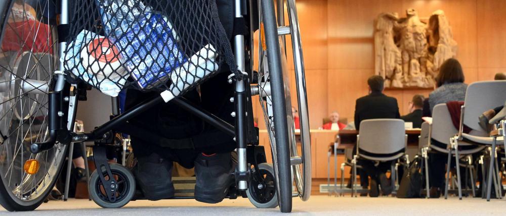 Ein Rollstuhlfahrer nimmt im Bundesverfassungsgericht an der Verhandlung über einen Eilantrag zur Teilnahme von Menschen mit gerichtlich bestellter Betreuung an der Europawahl teil.