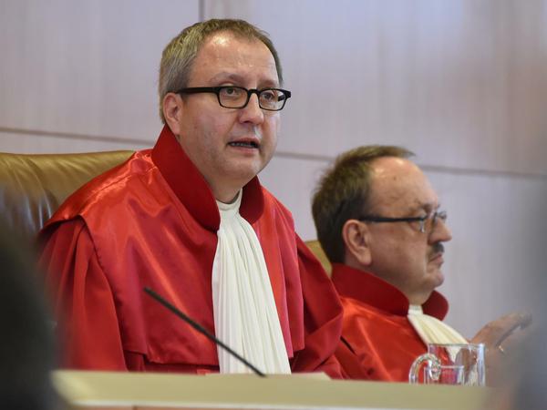 Andreas Voßkuhle, eröffnet die mündliche Verhandlung zum NPD-Verbotsverfahren. Rechts Richter Herbert Landau.