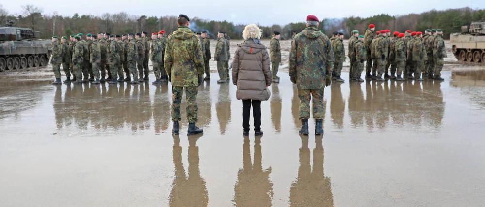 Bundesverteidigungsministerin Christine Lambrecht mit dem Inspekteur des Heeres und dem Kommandeur der Panzerlehrbrigade 9 Niedersachsen.