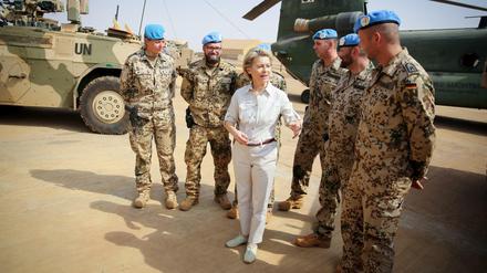 Truppenbesuch. Ursula von der Leyen im Gespräch mit Bundeswehrsoldaten in Mali im Dezember 2016.