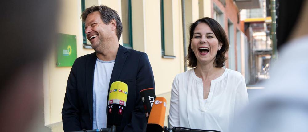 Haben gut lachen: Die Grünen-Parteichefs Robert Habeck und Annalena Baerbock. 