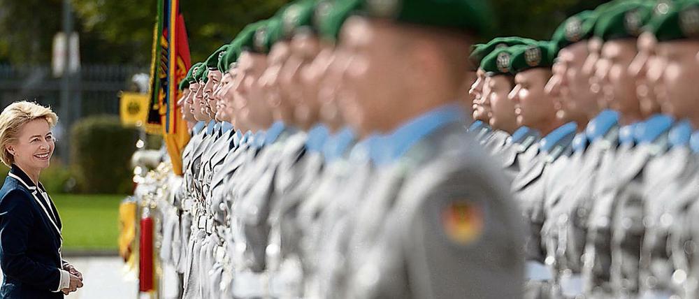 Bundesverteidigungsministerin Ursula von der Leyen (CDU) mit Soldaten (Archivbild von 2014) 