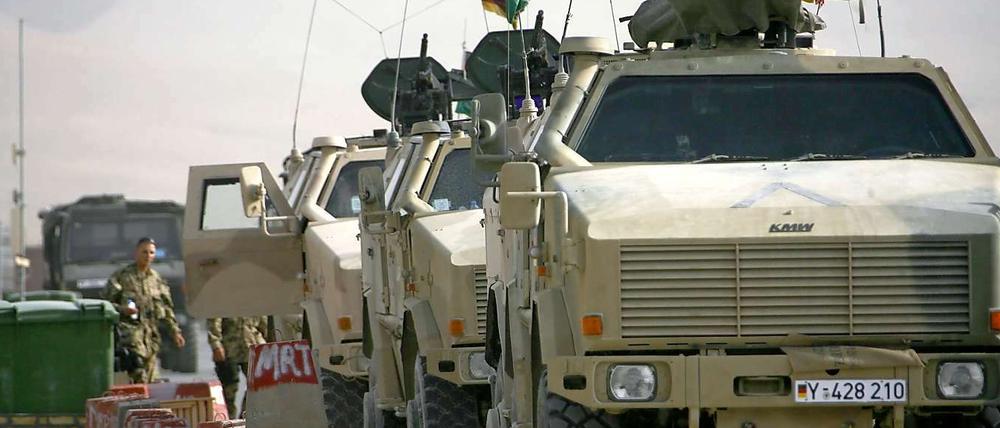 Bundeswehrfahrzeuge vom Typ "Dingo" in einem Camp im afghanischen Masar-i-Sharif