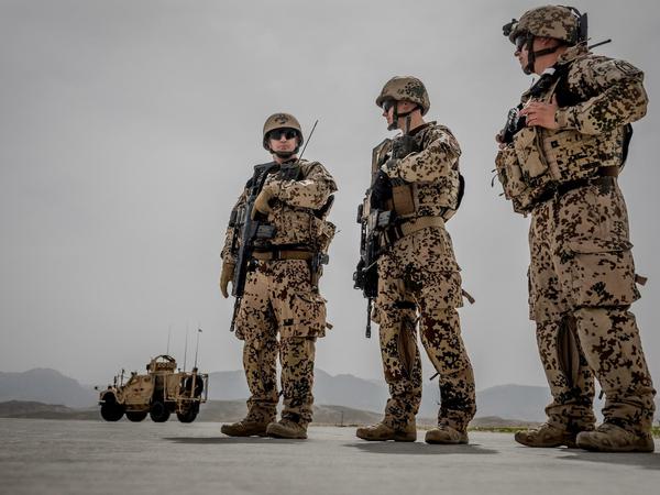 Ohne Militär geht es nicht - hier Bundeswehrsoldaten in Afghanistan. 
