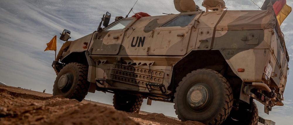 Ein Fahrzeug der Bundeswehr stehen am Flughafen nahe des Stützpunktes im Norden Malis.