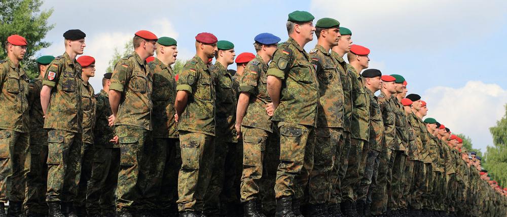 Die Soldatinnen und Soldaten der Bundeswehr erhalten mitunter vom Reservistenverband Unterstützung, damit sie keine Überstunden machen müssen. 