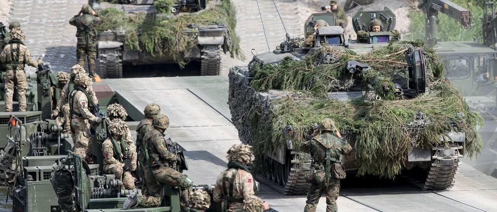 Bundeswehrsoldaten überqueren während des Nato-Manövers "Iron Wolf 2017" einen Fluss in Litauen. 
