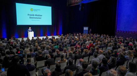 Bundespräsident Frank-Walter Steinmeier spricht bei der Eröffnung der bundesweiten Aktion "Deutschland spricht". 