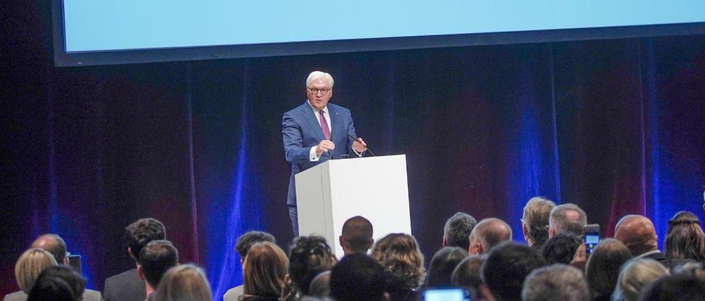 Bundespräsident Frank-Walter Steinmeier spricht bei der Eröffnung der bundesweiten Aktion "Deutschland spricht".