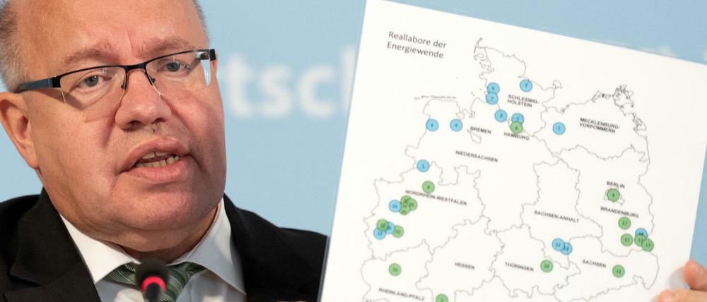 Eine Karte mit den geplanten Standorten der Reallabore für die Energiewende zeigt Bundeswirtschaftsminister Peter Altmaier (CDU). 