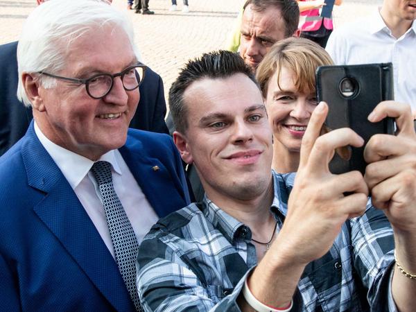 Selfie mit dem Bundespräsident: Frank-Walter Steinmeier (l) und seine Frau Elke Büdenbender lassen sich mit Gästen fotografieren.