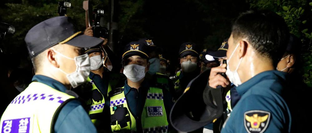 Südkoreanische Polizeibeamte bei der Suchaktion nach dem Seouler Bürgermeister Park Won Soon.
