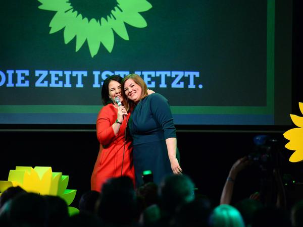 Liegen sich a Wahlabend in den Armen: Katharina Fegebank (r), Zweite Bürgermeisterin und Spitzenkandidatin der Grünen, und Annalena Baerbock, Bundesvorsitzende. 