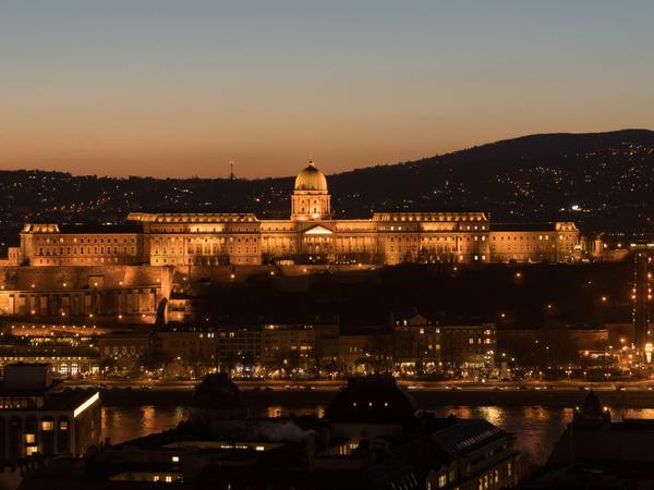Budapest: Blick auf den erleuchteten Burgpalast auf dem Burgberg.