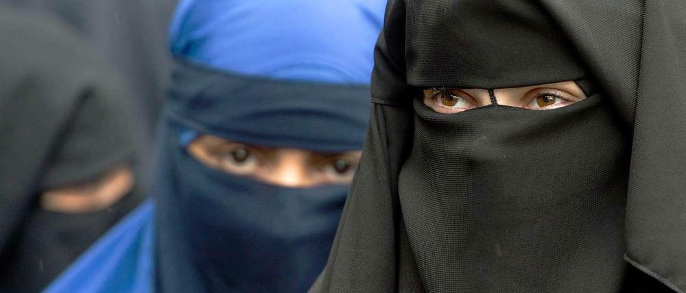 Sollten Burkas in Deutschland verboten werden? Der CDU-Politiker Jens Spahn ist dafür.