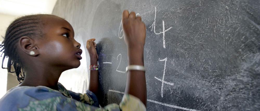 Mädchen werden von Bildungsförderungsmaßnahmen oft benachteiligt, kritisiert Oxfam (das Archivfoto zeigt eine Schülerin in Ouagadougou/Burkina Faso)