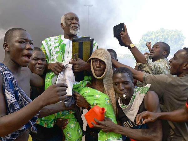 Am Spätnachmittag haben Demonstranten einen Abgeordneten der Opposition aus dem Parlament herausgetragen. Zu der Zeit hieß es, Präsident Blaise Compaoré sei in den Senegal geflüchtet. 