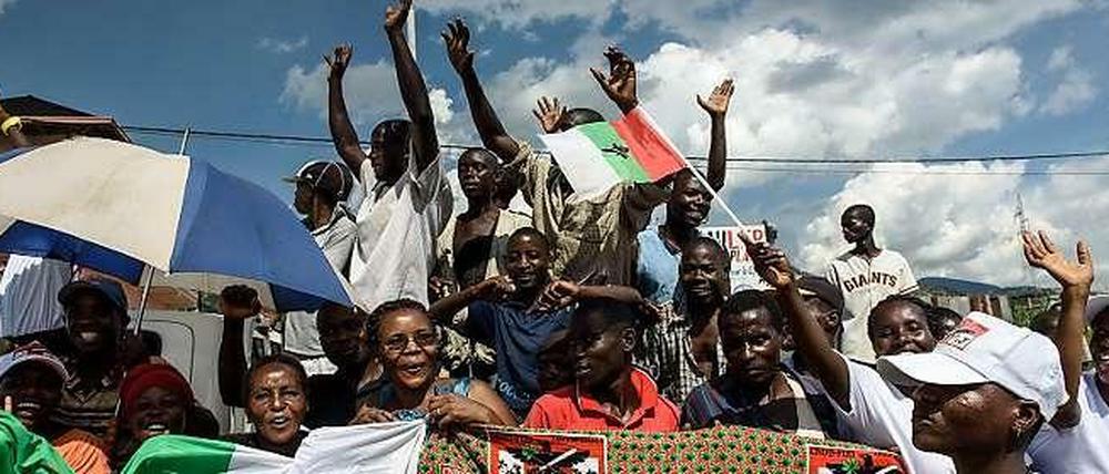 Die Anhänger des umstrittenen Präsidenten Pierre Nkurunziza feierten ihn nach seiner Rückkehr aus Tansania. Am Mittwoch hatten einige Militärs versucht, ihn zu entmachten, mussten aber am Freitagmorgen ihre Niederlage eingestehen. 