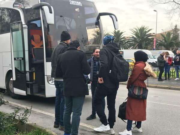 Flüchtlinge vor einem Bus in Istanbul. 