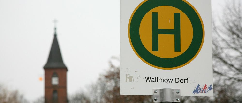 Bushaltestelle im Dorf Wallmow in der Uckermark - diese Linie zahlt die Kommune