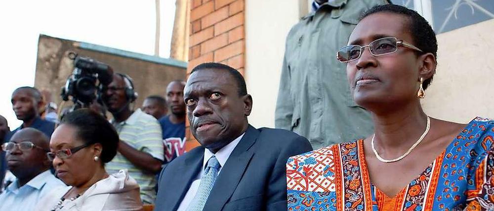 Seit 1998 ist Winnie Byanyima mit dem ugandischen Oppositionspolitiker Kizza Besigye verheiratet. Trotzdem hat sie ihren gemeinsamen Sohn mehr oder weniger allein erzogen. Denn Besigye verbrachte Jahre im Exil und im Gefängnis. Byanyima sah wegen all der Versuche, sie an ihrer Arbeit als Parlamentarierin zu hindern, irgendwann keinen Sinn mehr darin, in der ugandischen Politik zu bleiben. 