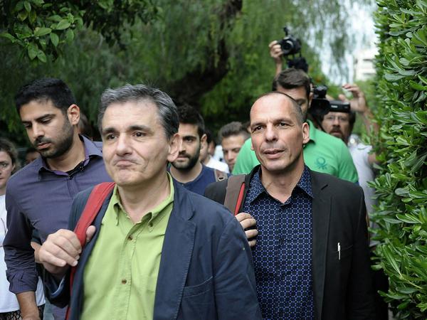 Euklid Tsakalotos (im Vordergrund links), offenbar neuer Finanzminister Griechenlands, mit dem zurückgetretenen  Yanis Varoufakis.