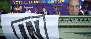 Das war der Brexit-Abstimmungskampf: "In"-Befürworter auf der Westminster Bridge in London vor einem Bus der Ukip-Partei.