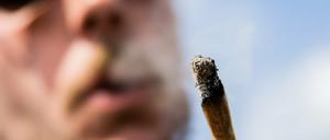Ein Mann raucht bei der Kundgebung in Berlin einen Joint mit Medizinalcannabis (Foto vom Mai 2022)