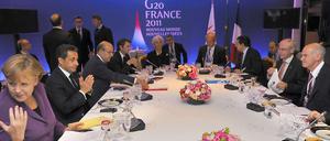 Gib mir Fünf. Bundeskanzlerin Angela Merkel beim Gipfel vor dem Gipfel in Cannes an der Seite von Nicolas Sarkozy. Im Fokus: Giorgos Papandreou (r.) und dessen Pläne für ein Referendum.
