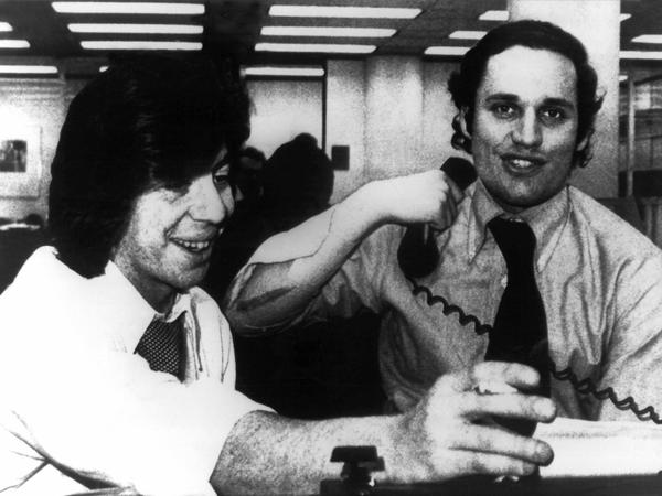 Hartnäckig. 1972 deckte Woodward den Watergate-Skandal auf, zusammen mit seinem Kollegen Carl Bernstein (links).