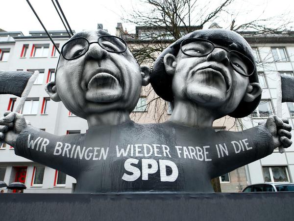 "Wir bringen wieder Farbe in die SPD" - Ein Karnevalswagen mit den SPD-Chefs Saskia Esken und Norbert Walter-Borjans beim Rosenmontagszug in Düsseldorf. 