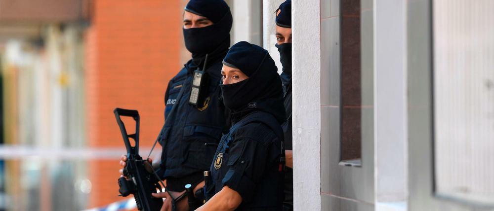 Sicherheitskräfte vor einer Polizeiwache in Cornella nahe Barcelona