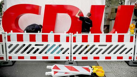 Arbeiten am CDU-Logo vor der Parteizentrale (Archivbild) 