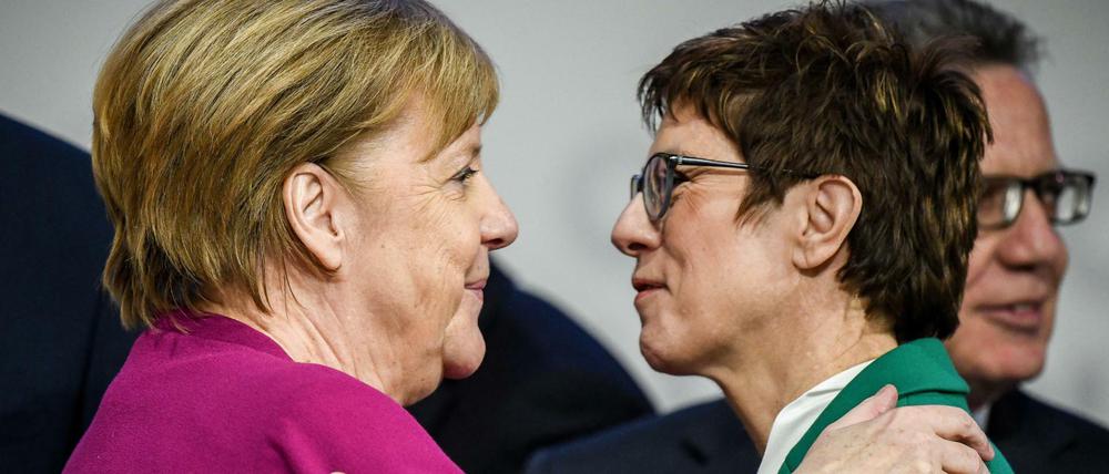 Annegret Kramp-Karrenbauer (r) und Angela Merkel
