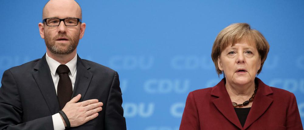 Kein Parteitag ohne dritte Strophe: Bundeskanzlerin Angela Merkel und ihr Generalsekretär Peter Tauber.