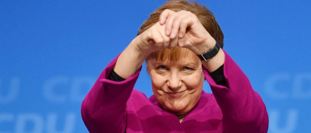 Bundeskanzlerin Angela Merkel bedankt sich für den Applaus nach ihrer Rede beim CDU-Sonderparteitag (CDU).