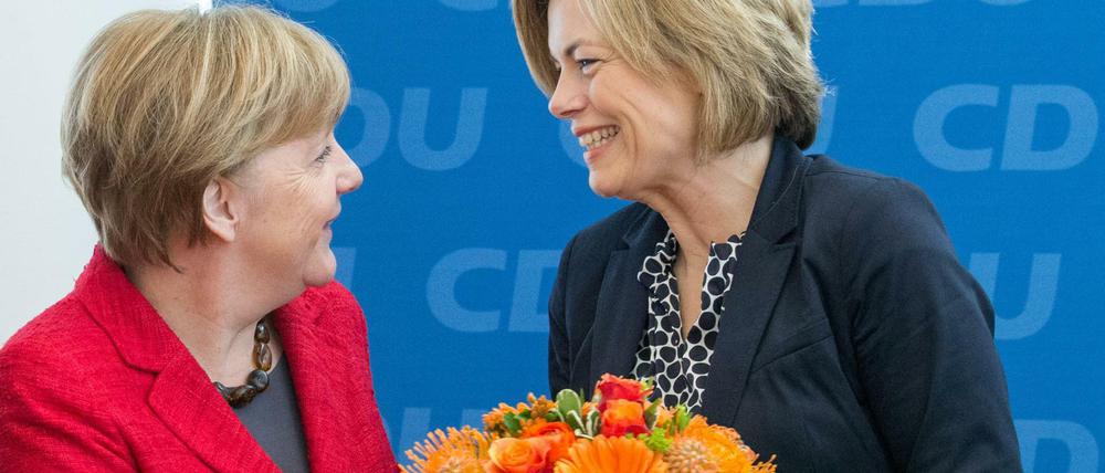 Lachen trotz Niederlage - Angela Merkel überreicht Blumen an die Spitzenkandidatin der Union, Julia Klöckner. 
