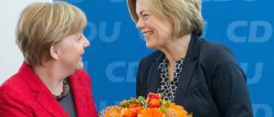 Lachen trotz Niederlage - Angela Merkel überreicht Blumen an die Spitzenkandidatin der Union, Julia Klöckner. 