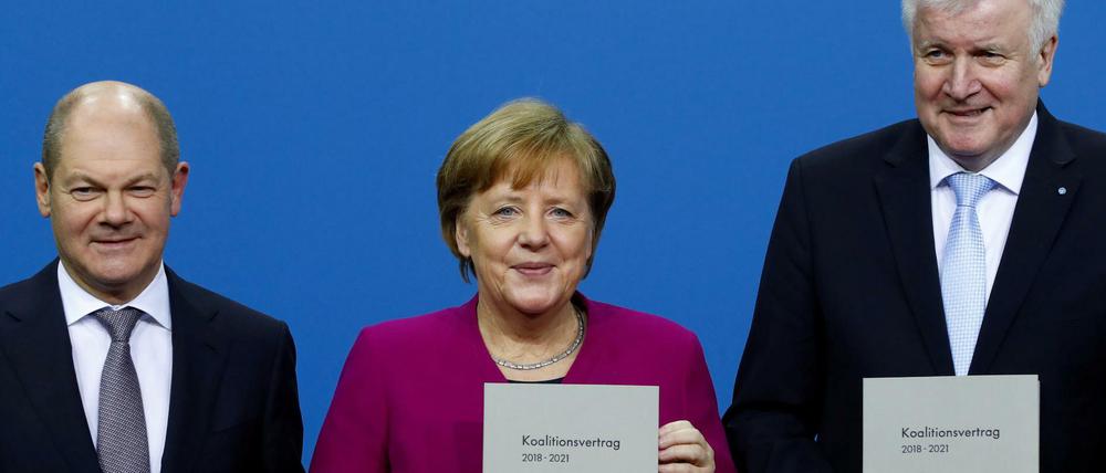 Kanzlerin Angela Merkel, CSU-Chef Horst Seehofer und der kommissarische SPD-Vorsitzende Olaf Scholz mit Vertrag.