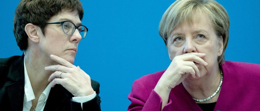 Angela Merkel und Annegret Kramp-Karrenbauer sitzen im Konrad-Adenauer-Haus zusammen. Thema ist der Ausgang der Landtagswahl in Hessen. Weiter geht es um die Wahl eines oder einer Parteivorsitzenden beim nächsten Bundesparteitag.