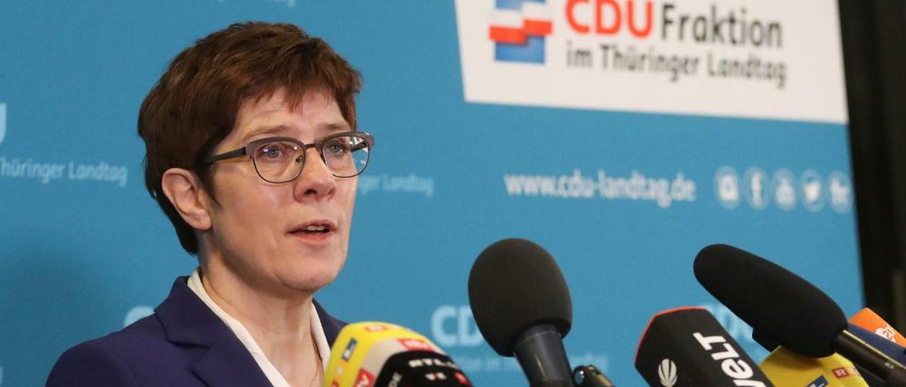 CDU-Chefin Annegret Kramp-Karrenbauer nach einer Krisensitzung mit der Thüringer Landes-CDU 