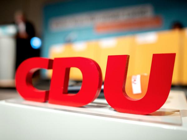 Das Logo mit den Buchstaben der CDU, hier ein Foto vom Februar 2020 beim Kleinen Parteitag der CDU Niedersachsen im Weserbergland-Zentrum.