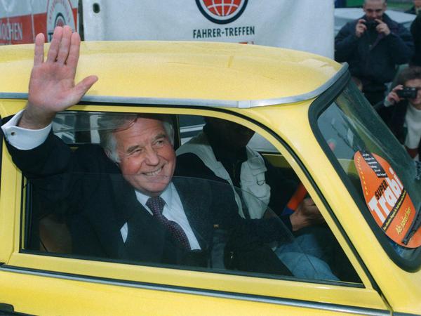 Kurt Biedenkopf winkt am 03. Oktober 1998 in Dresden als neuer Besitzer eines Trabant.