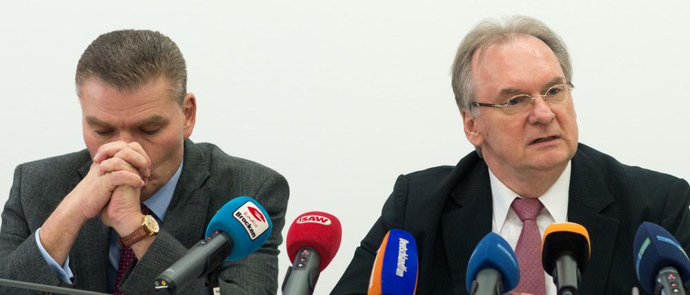 In der Krise: Holger Stahlknecht (l, CDU), Innenminister von Sachsen-Anhalt, und Ministerpräsident Reiner Haseloff (CDU) (Archivbild)